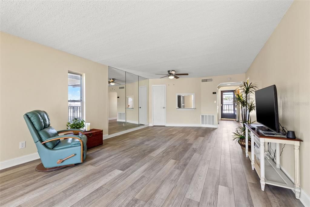 For Sale: $189,000 (2 beds, 2 baths, 1150 Square Feet)