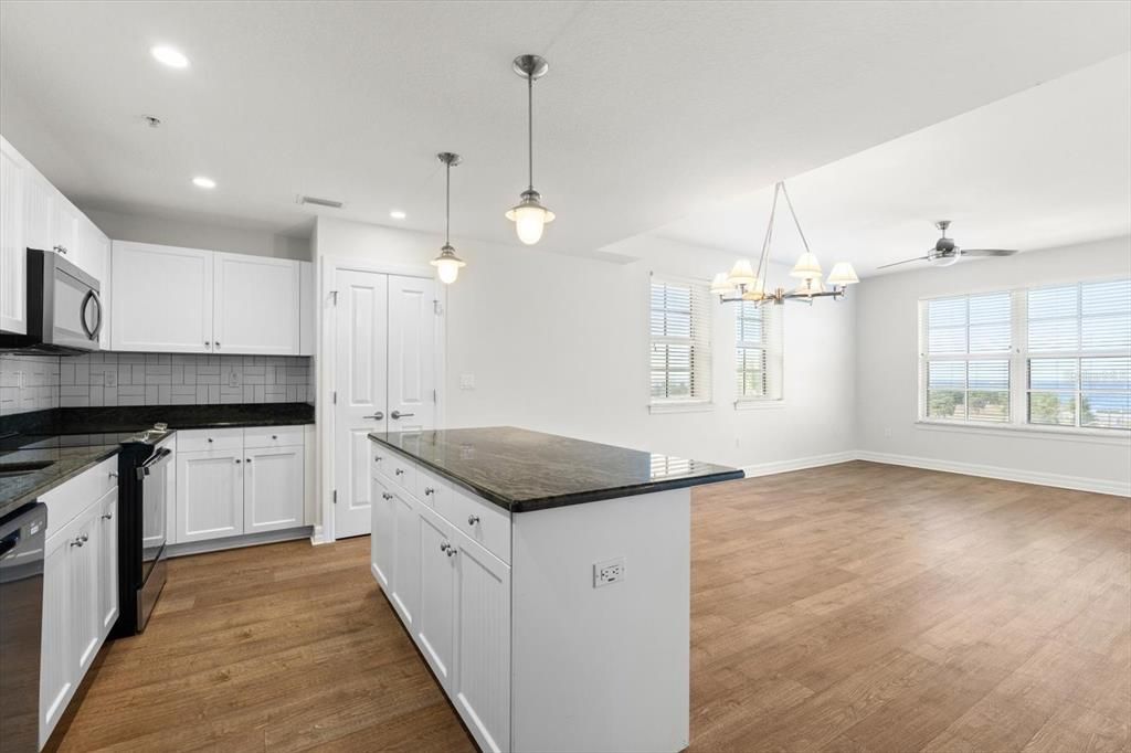 For Rent: $1,644 (1 beds, 1 baths, 885 Square Feet)