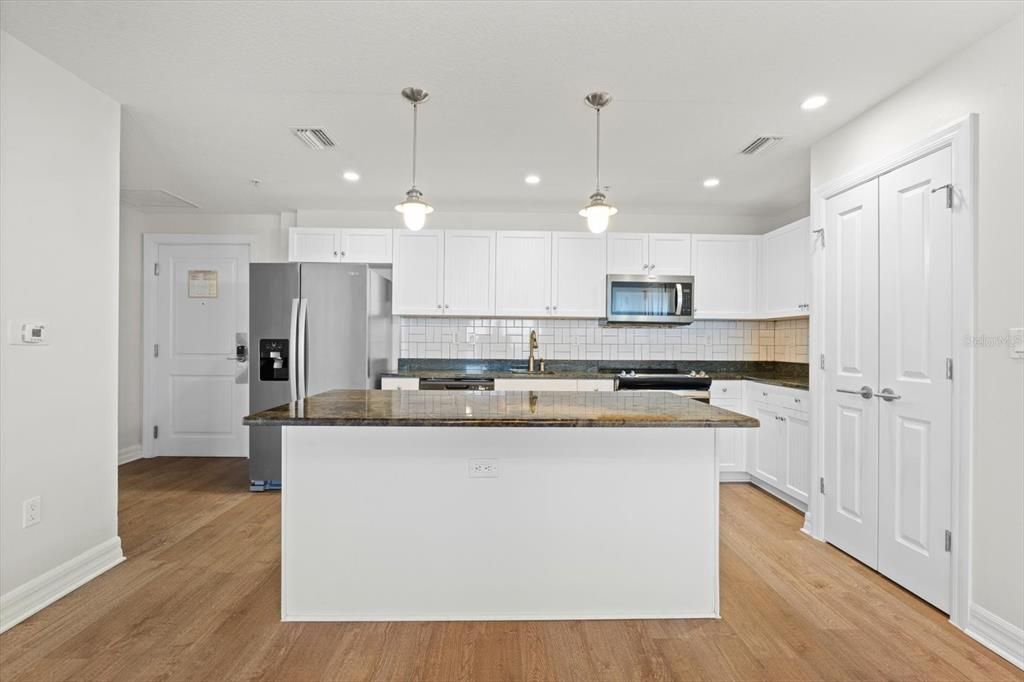 For Rent: $1,644 (1 beds, 1 baths, 885 Square Feet)