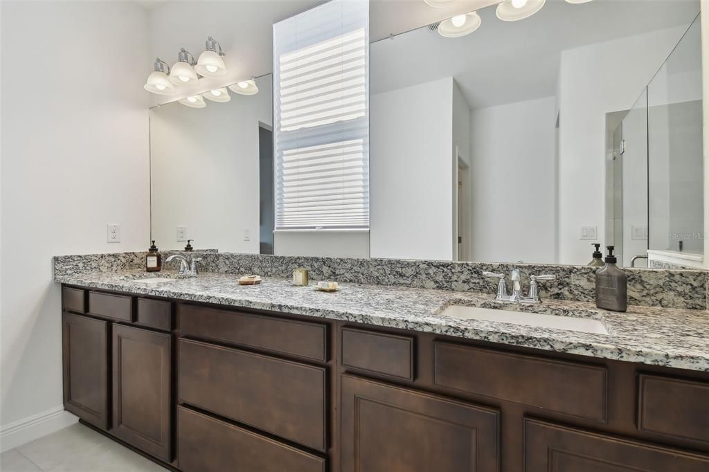 待售: $648,000 (4 贝兹, 3 浴室, 2500 平方英尺)