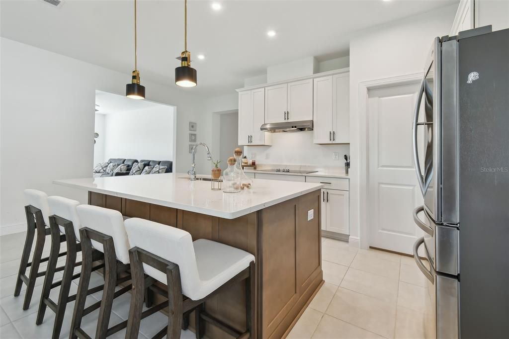 待售: $648,000 (4 贝兹, 3 浴室, 2500 平方英尺)