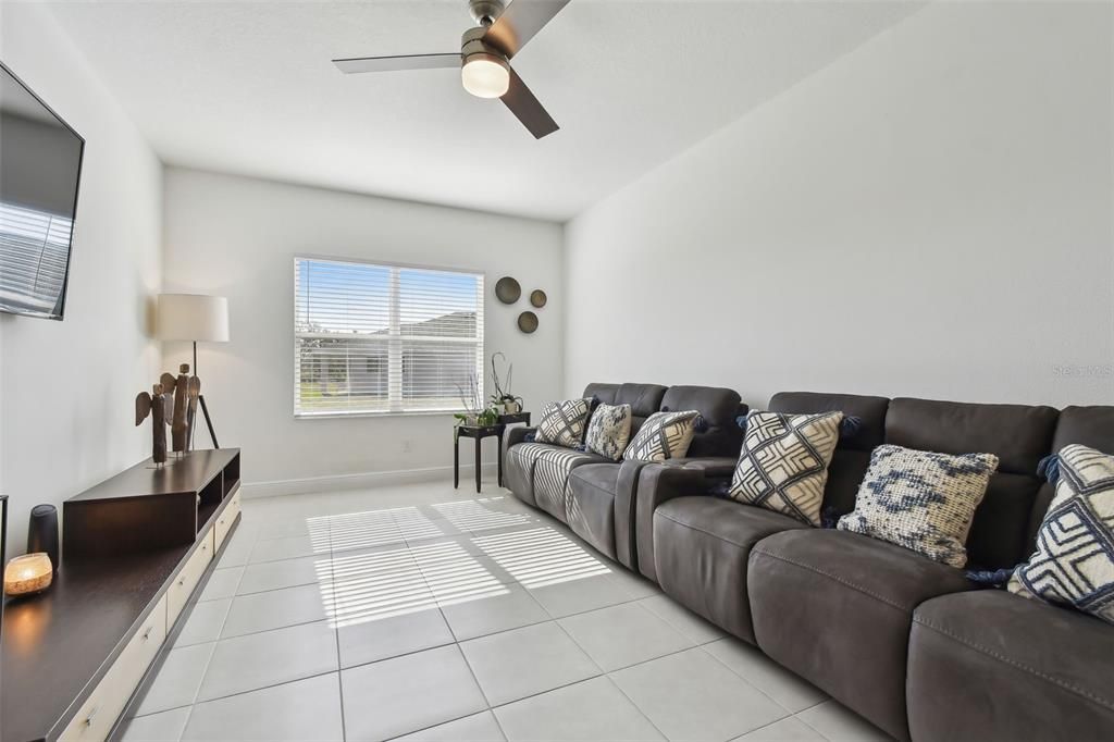 待售: $648,000 (4 贝兹, 3 浴室, 2500 平方英尺)