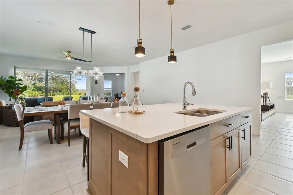 待售: $648,000 (4 贝兹, 3 浴室, 2500 平方英尺)