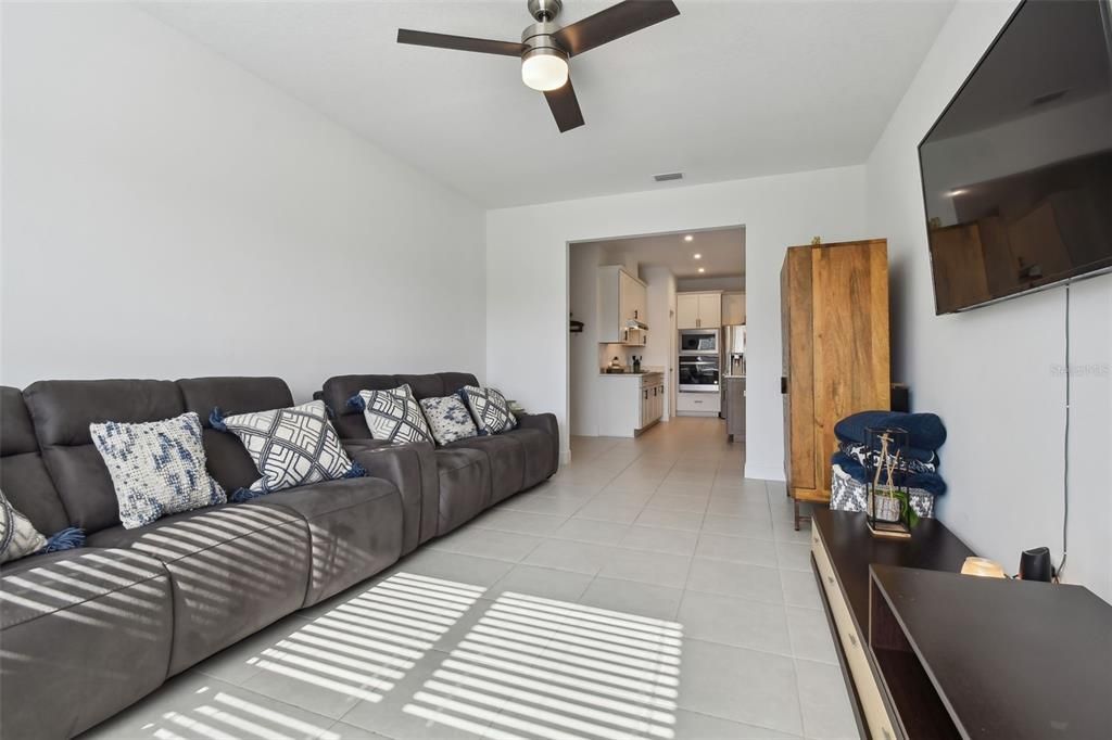 待售: $648,000 (4 贝兹, 3 浴室, 2500 平方英尺)