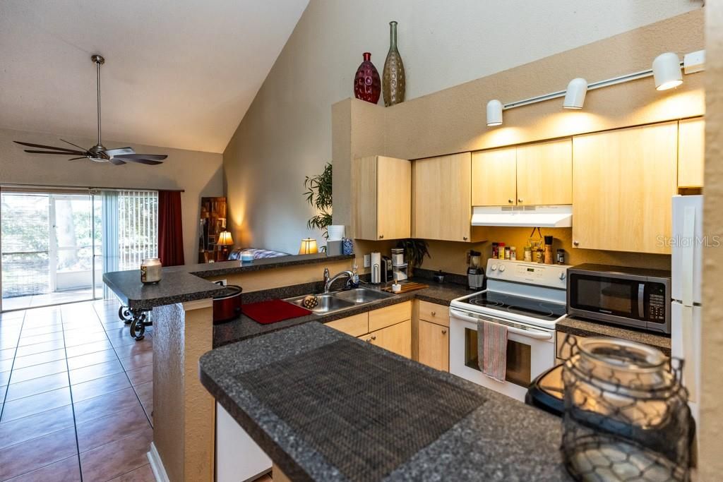 合同活跃: $268,000 (3 贝兹, 2 浴室, 1559 平方英尺)