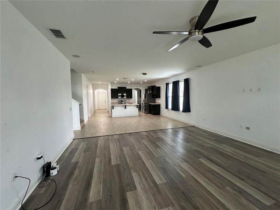 合同活跃: $399,900 (4 贝兹, 3 浴室, 3018 平方英尺)