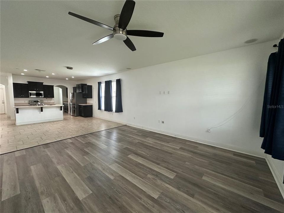 合同活跃: $399,900 (4 贝兹, 3 浴室, 3018 平方英尺)