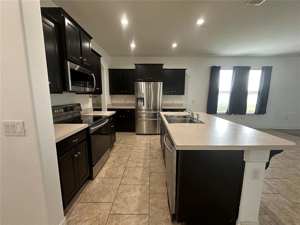 合同活跃: $399,900 (4 贝兹, 3 浴室, 3018 平方英尺)