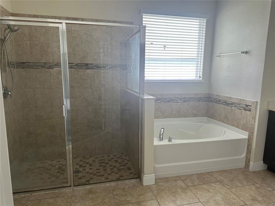 合同活跃: $399,900 (4 贝兹, 3 浴室, 3018 平方英尺)