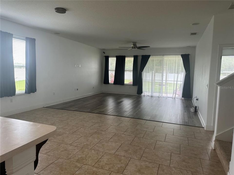 合同活跃: $399,900 (4 贝兹, 3 浴室, 3018 平方英尺)