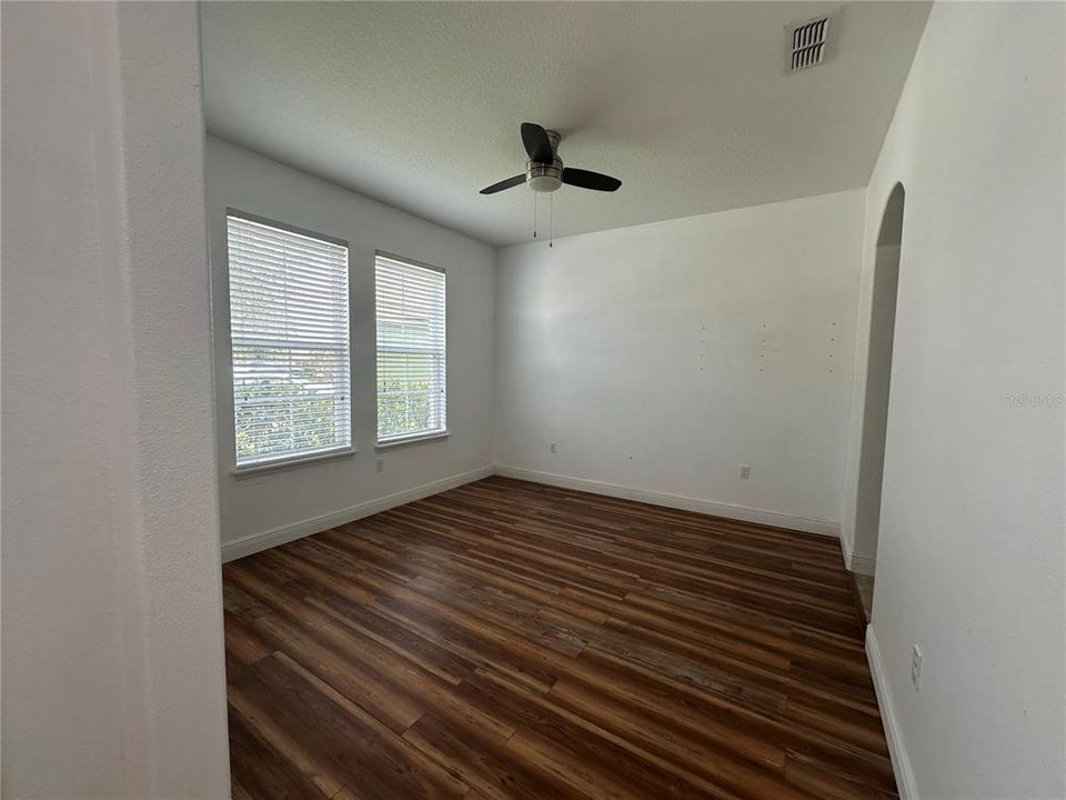 合同活跃: $399,900 (4 贝兹, 3 浴室, 3018 平方英尺)