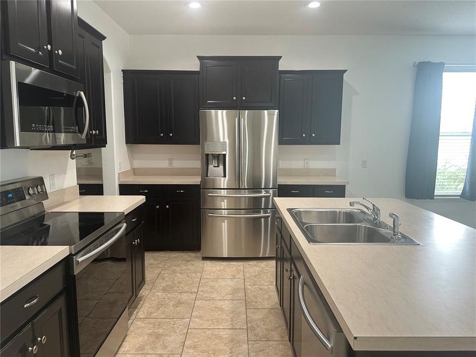 合同活跃: $399,900 (4 贝兹, 3 浴室, 3018 平方英尺)