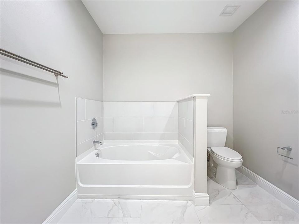 For Sale: $376,500 (2 beds, 2 baths, 1402 Square Feet)