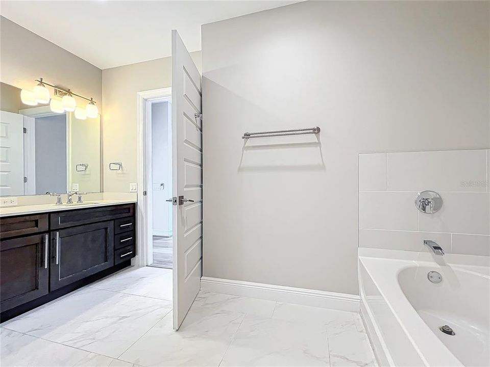 For Sale: $376,500 (2 beds, 2 baths, 1402 Square Feet)