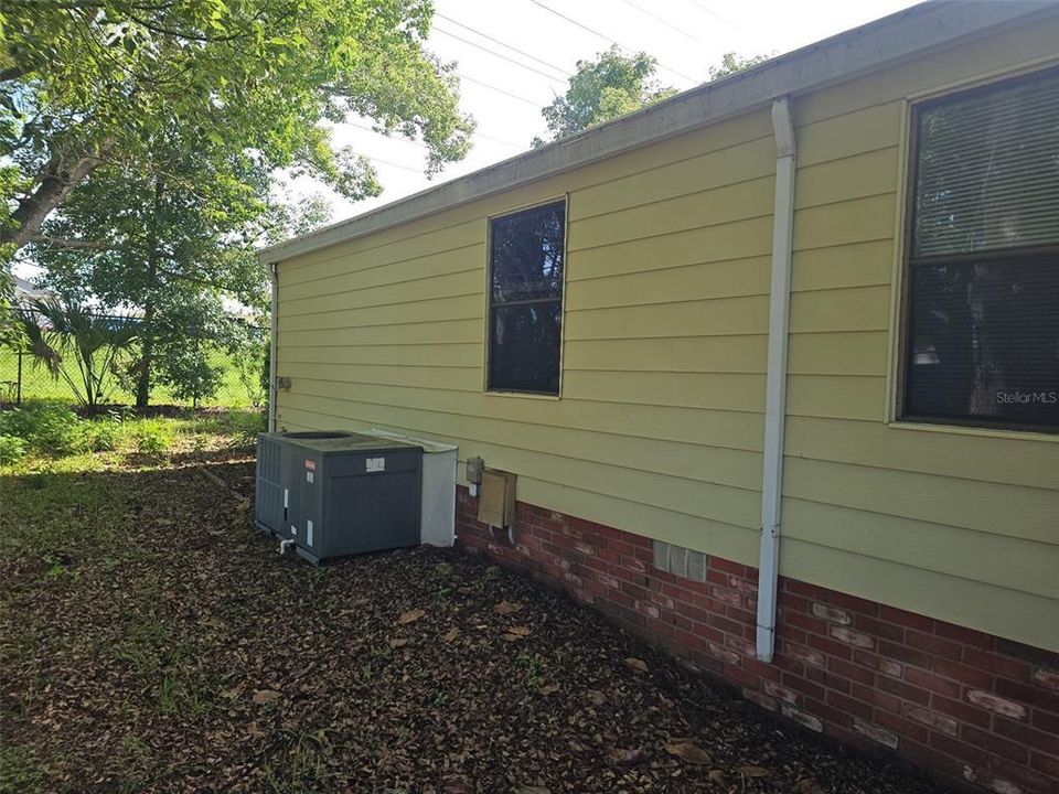 Active With Contract: $139,900 (2 beds, 2 baths, 1309 Square Feet)