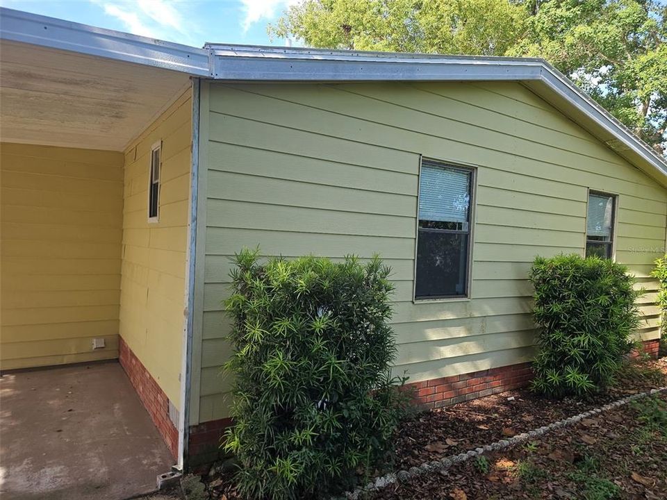 Active With Contract: $139,900 (2 beds, 2 baths, 1309 Square Feet)