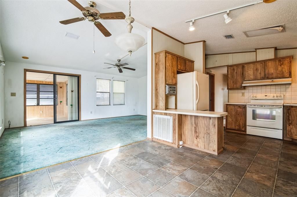 Active With Contract: $139,900 (2 beds, 2 baths, 1309 Square Feet)