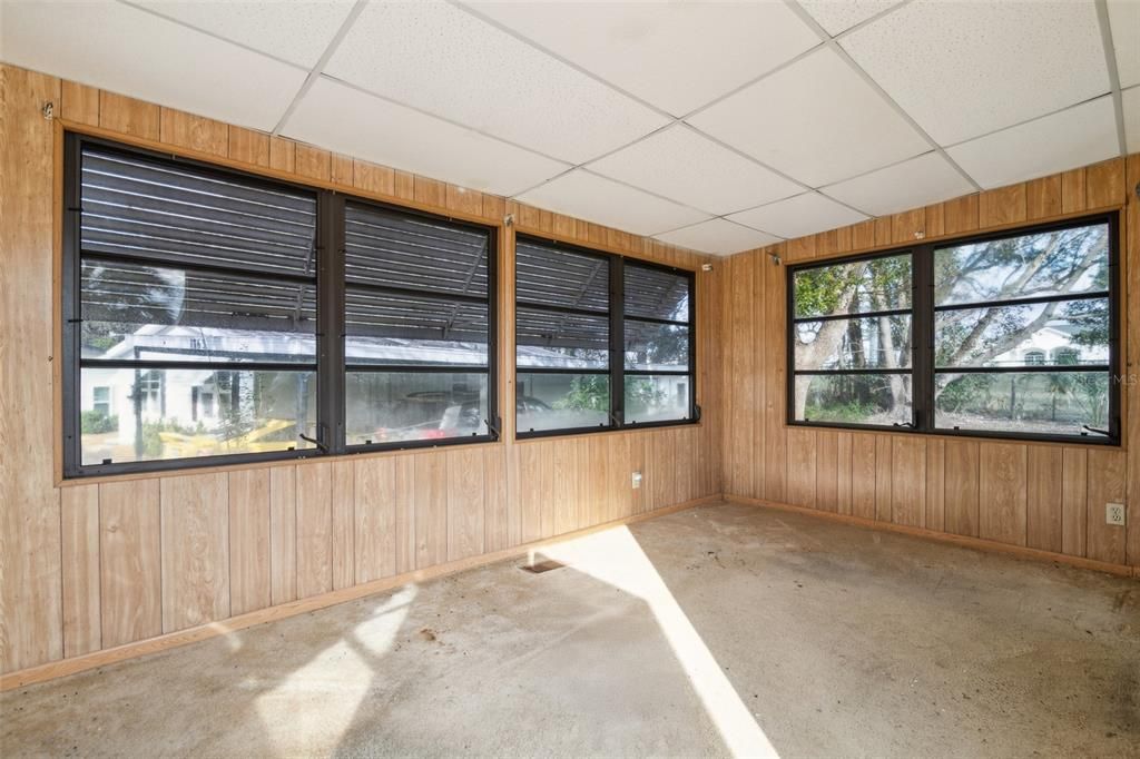 Active With Contract: $139,900 (2 beds, 2 baths, 1309 Square Feet)