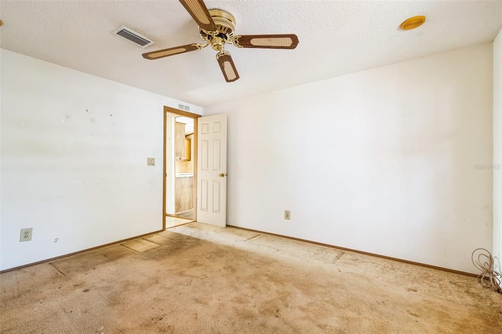 Active With Contract: $139,900 (2 beds, 2 baths, 1309 Square Feet)