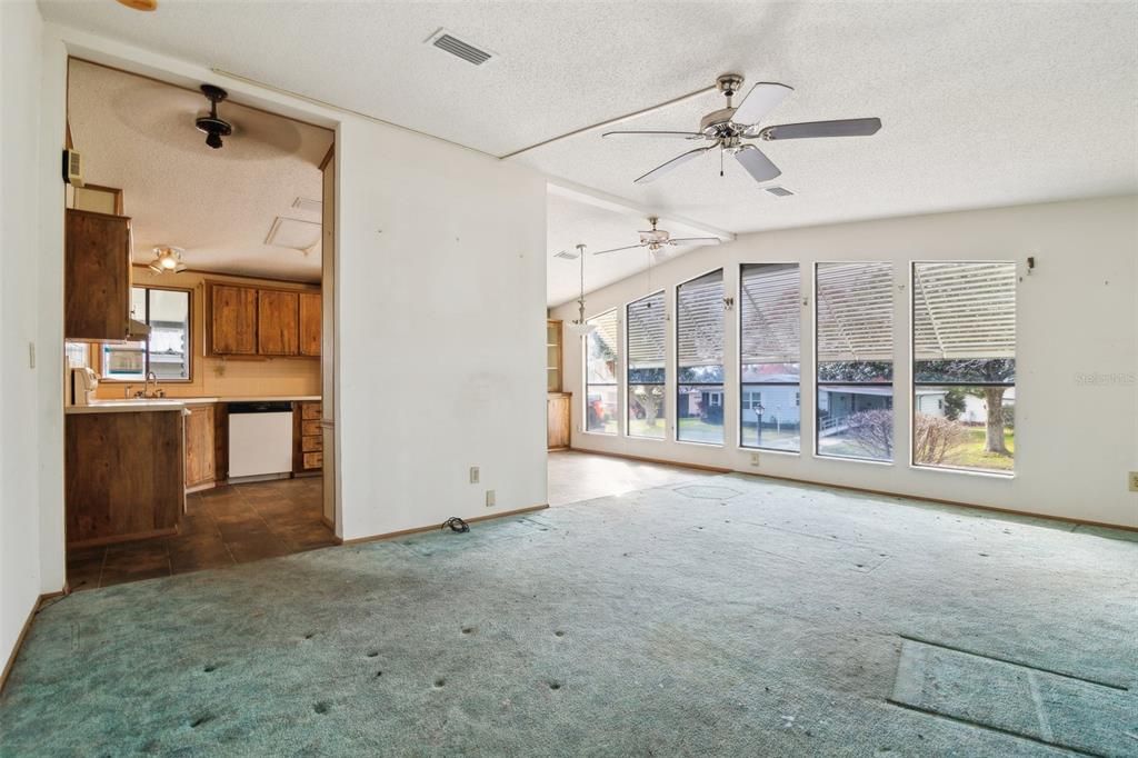 Active With Contract: $139,900 (2 beds, 2 baths, 1309 Square Feet)