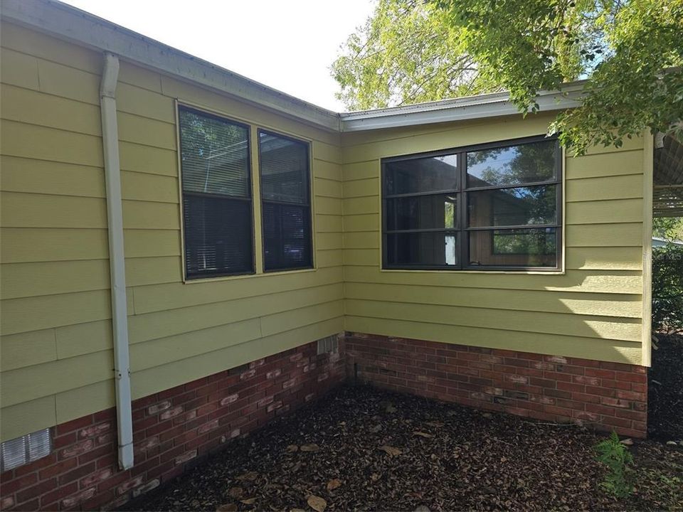 Active With Contract: $139,900 (2 beds, 2 baths, 1309 Square Feet)