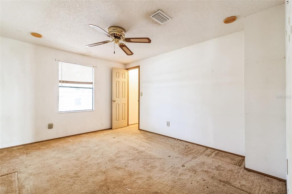 Active With Contract: $139,900 (2 beds, 2 baths, 1309 Square Feet)