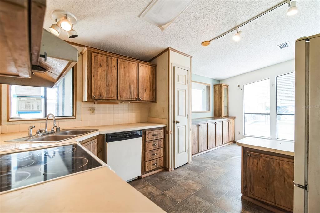 Active With Contract: $139,900 (2 beds, 2 baths, 1309 Square Feet)