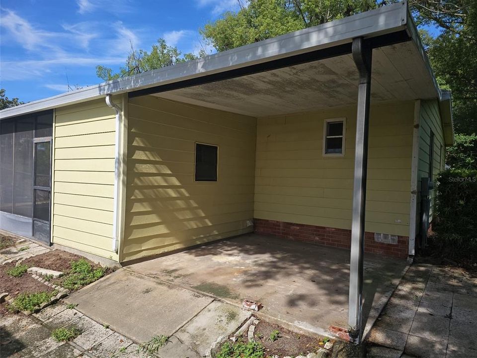 Active With Contract: $139,900 (2 beds, 2 baths, 1309 Square Feet)