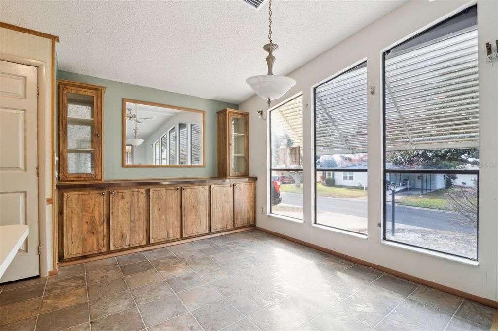 Active With Contract: $139,900 (2 beds, 2 baths, 1309 Square Feet)