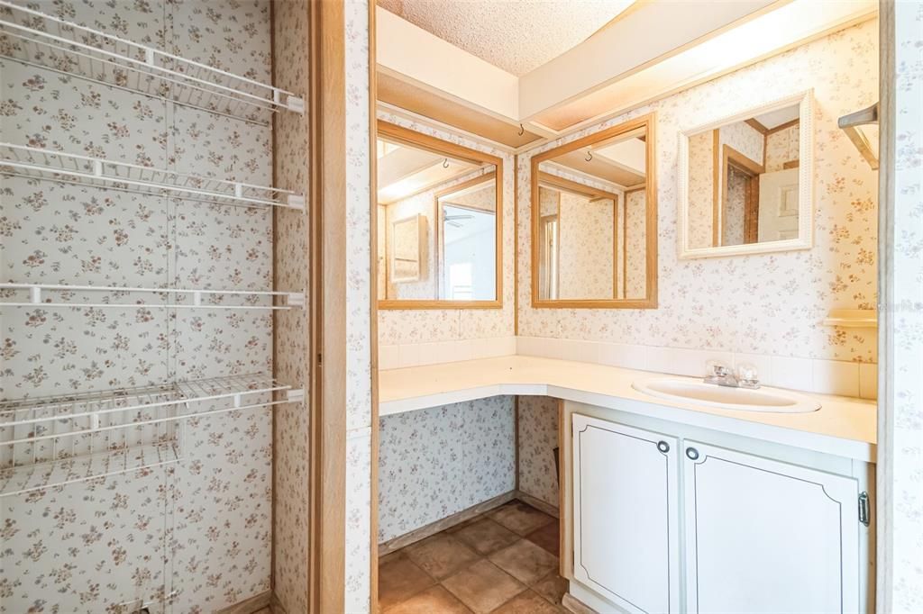 Active With Contract: $139,900 (2 beds, 2 baths, 1309 Square Feet)