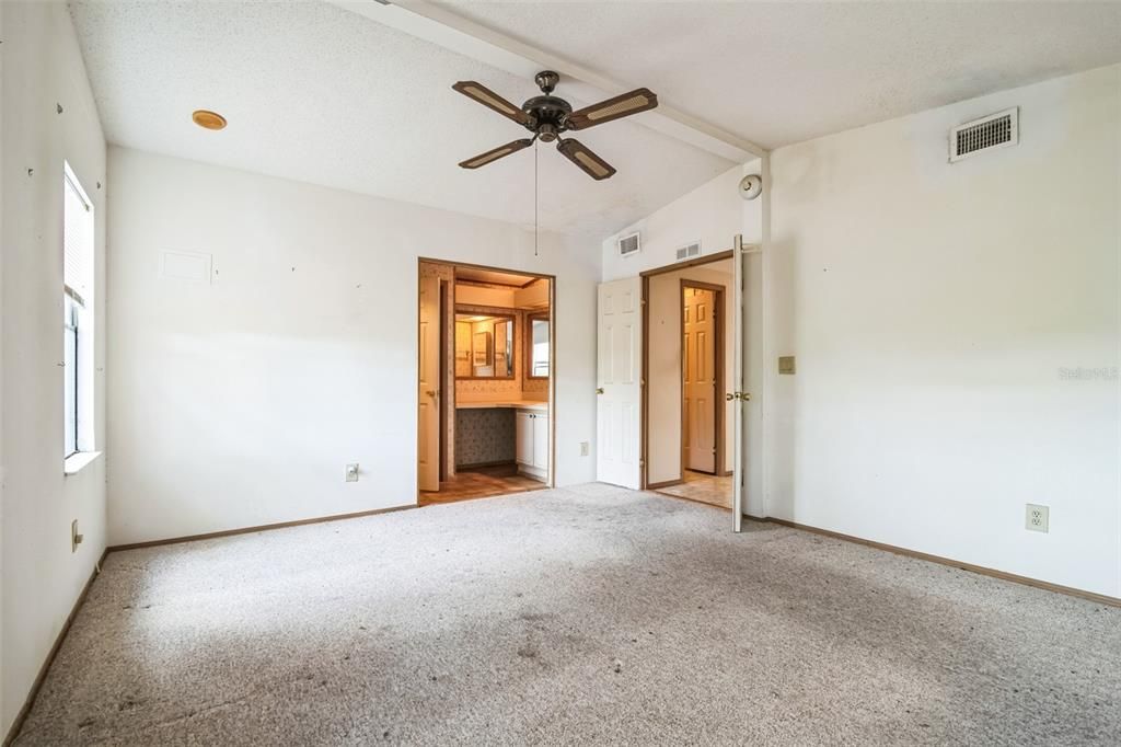 Active With Contract: $139,900 (2 beds, 2 baths, 1309 Square Feet)