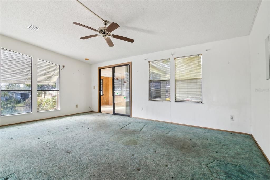 Active With Contract: $139,900 (2 beds, 2 baths, 1309 Square Feet)