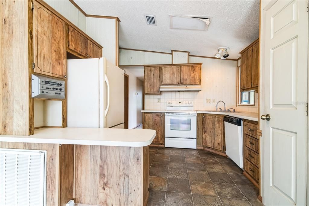 Active With Contract: $139,900 (2 beds, 2 baths, 1309 Square Feet)
