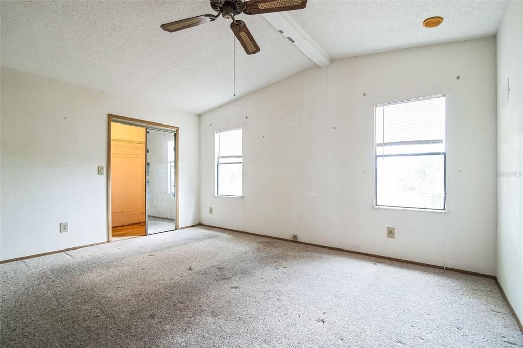 Active With Contract: $139,900 (2 beds, 2 baths, 1309 Square Feet)