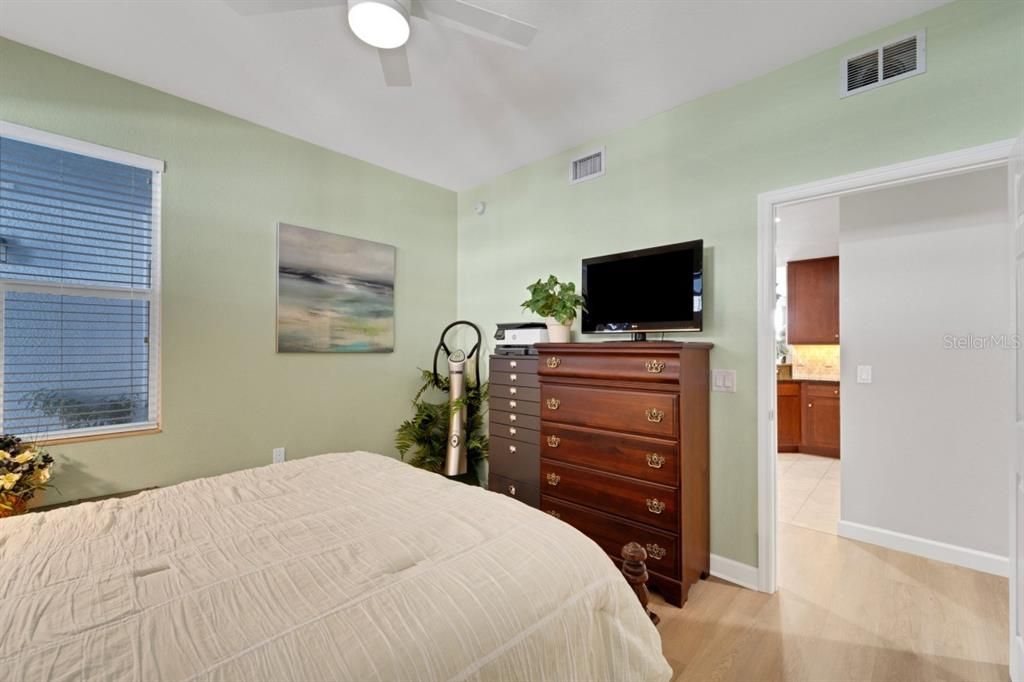 For Sale: $279,900 (2 beds, 2 baths, 1367 Square Feet)