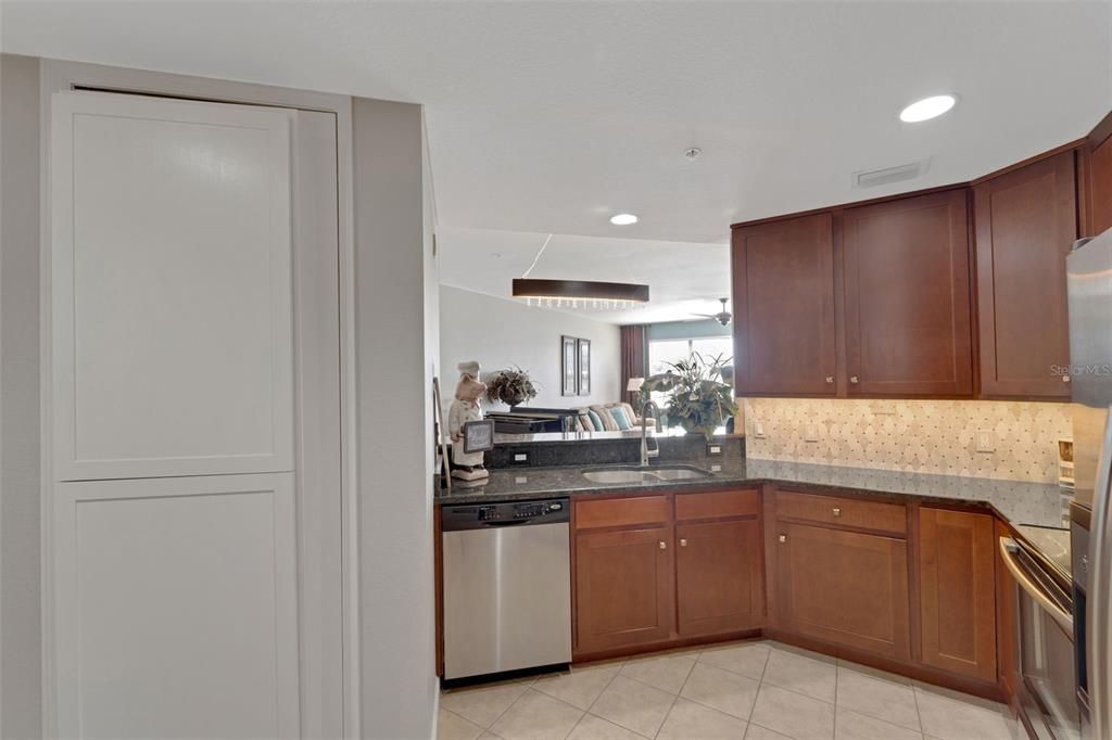 For Sale: $279,900 (2 beds, 2 baths, 1367 Square Feet)