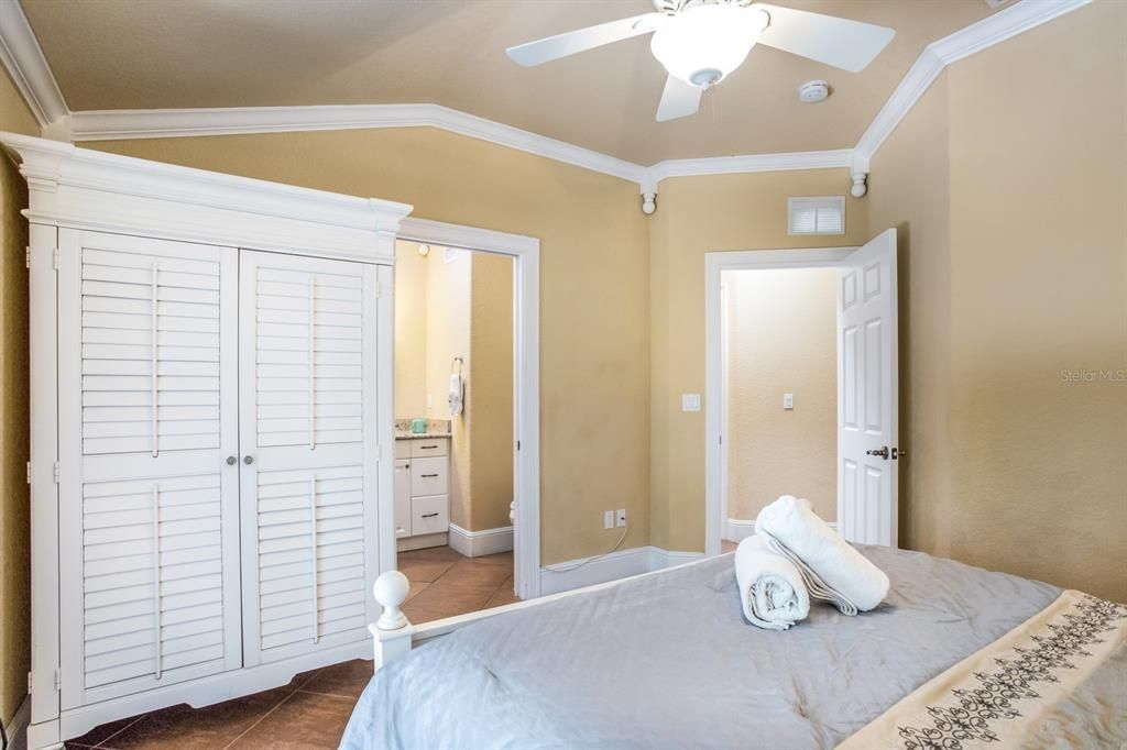 For Sale: $869,000 (2 beds, 2 baths, 910 Square Feet)