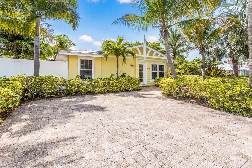 For Sale: $869,000 (2 beds, 2 baths, 910 Square Feet)