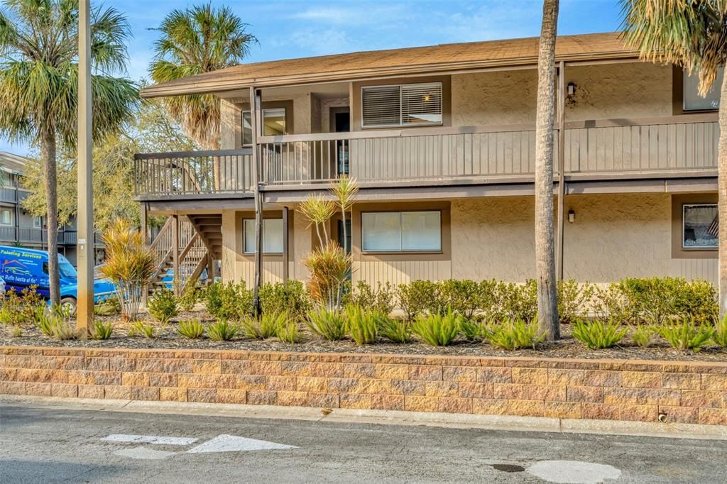 For Sale: $139,000 (2 beds, 2 baths, 1068 Square Feet)