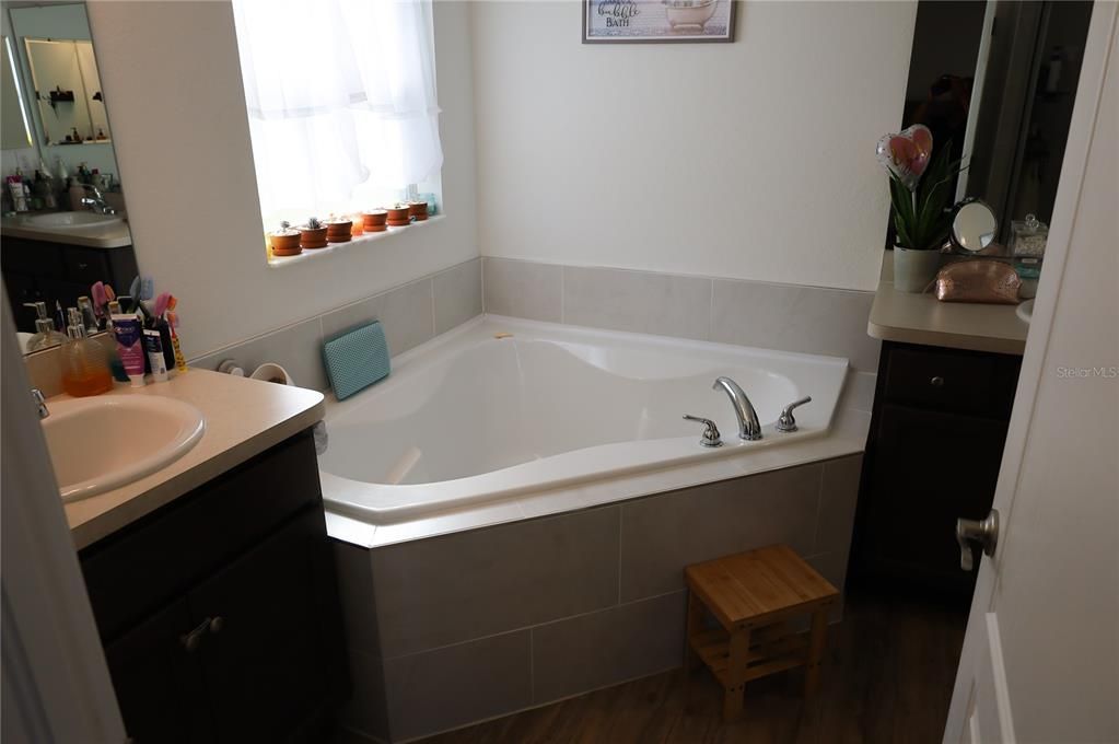 For Sale: $278,000 (4 beds, 2 baths, 1700 Square Feet)