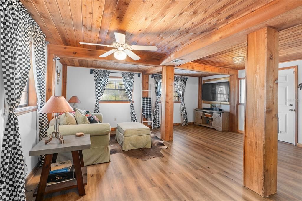 待售: $220,000 (3 贝兹, 1 浴室, 1560 平方英尺)