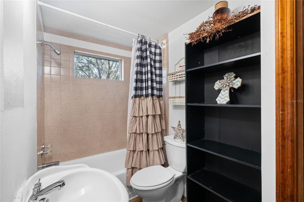 待售: $220,000 (3 贝兹, 1 浴室, 1560 平方英尺)