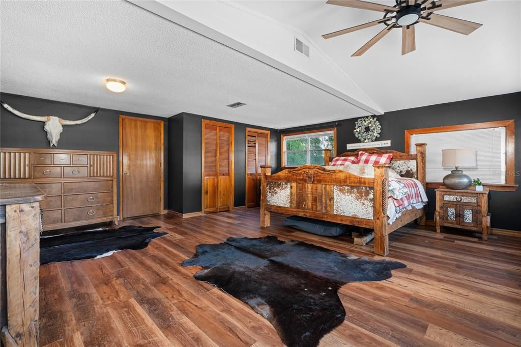 待售: $220,000 (3 贝兹, 1 浴室, 1560 平方英尺)