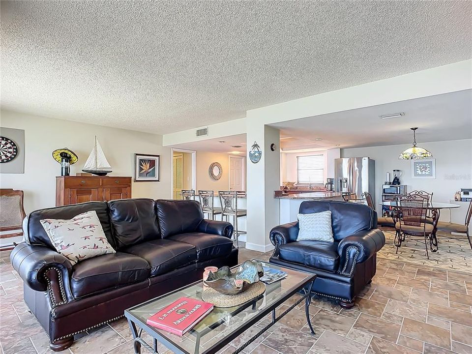 合同活跃: $379,000 (2 贝兹, 2 浴室, 1227 平方英尺)