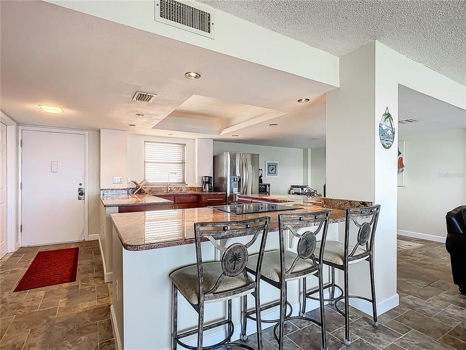 合同活跃: $379,000 (2 贝兹, 2 浴室, 1227 平方英尺)