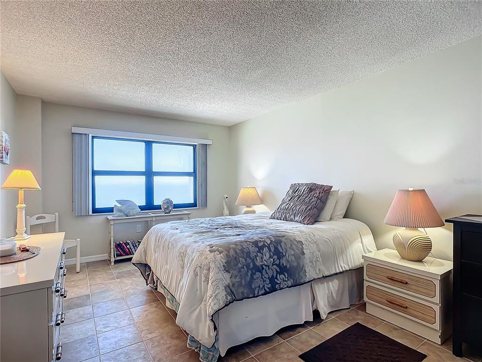 合同活跃: $379,000 (2 贝兹, 2 浴室, 1227 平方英尺)