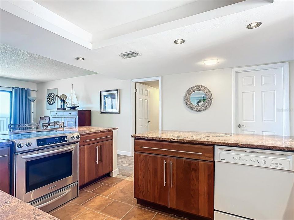 合同活跃: $379,000 (2 贝兹, 2 浴室, 1227 平方英尺)