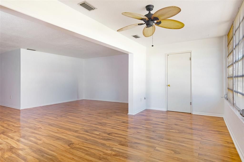 Active With Contract: $129,000 (1 beds, 1 baths, 1060 Square Feet)