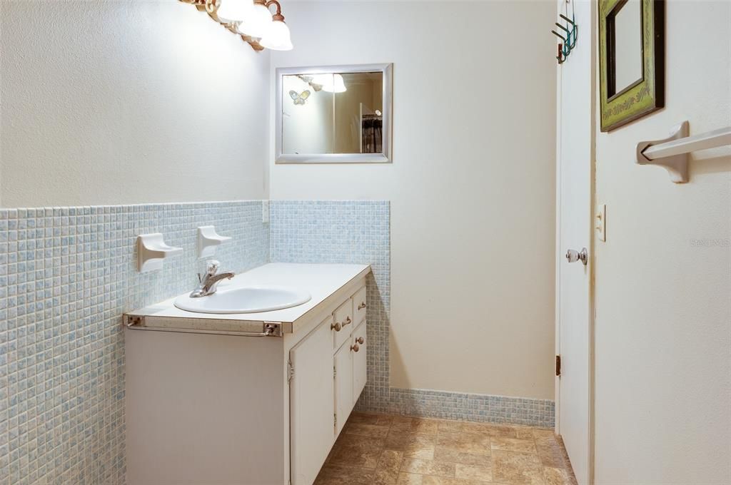 Active With Contract: $129,000 (1 beds, 1 baths, 1060 Square Feet)