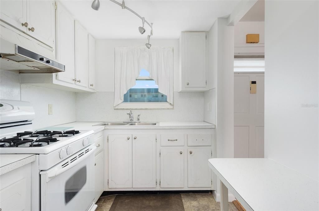 Active With Contract: $129,000 (1 beds, 1 baths, 1060 Square Feet)